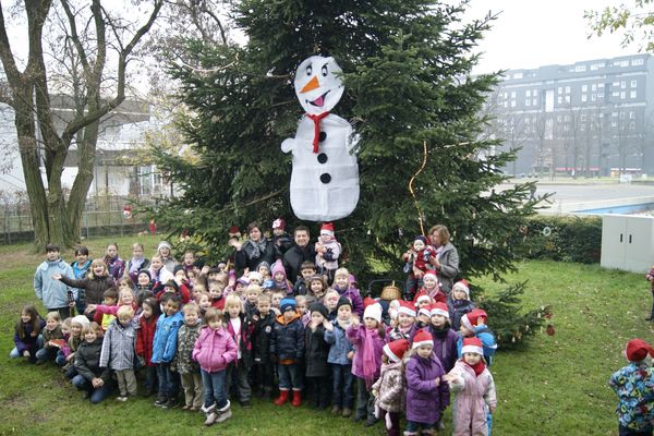 Fleißige Helferinnen und Helfer aus sechs Marler Kindertageseinrichtungen schmückten den diesjährigen städtischen Weihnachsbaum.