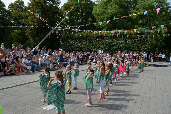 Ein buntes Programm wartet beim Theaterfest auf dem Platz vor dem Theater. Auch die Tanzschule Klein ist wieder dabei. Foto: Stadt Marl