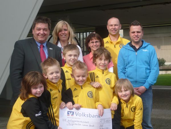 Bürgermeister Werner Arndt, Tanja Labens, Katleen Thurau, Trainer Marc Flossbach und Danny Kürbis (v. links)