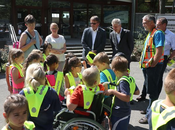 Die Kinder mit ihren Sicherheitskragen.