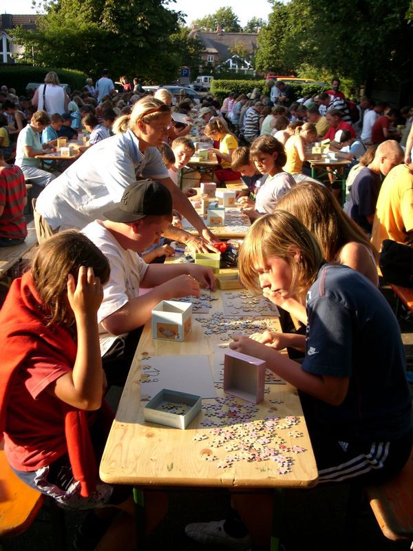 99 Puzzle-Fans können beim Stadtfest den Weltrekord im Schnellpuzzeln knacken