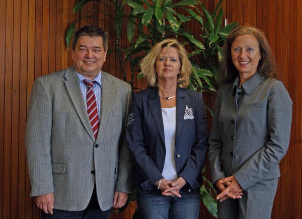 Bürgermeister Werner Arndt links neben Schulrätin Christine Wittgenstein und Beigeordneter Dr. Barbara Duka