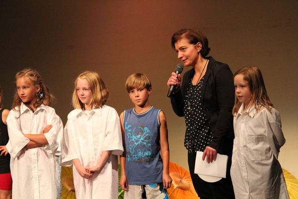 Theaterleiterin und Organisatorin des Kulturstrolcheprojekts Claudia Schwidrik-Grebe stand den Kindern Rede und Antwort und bedankte sich bei der Klasse 3a der Overbergschule für die gelungene Tanzdarbietung.