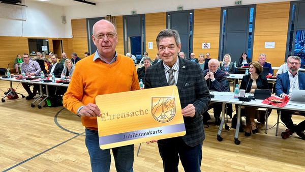 Peter Cremer (links) aus Alt-Marl hat am Donnerstag die Jubiläums-Ehrenamtskarte aus den Händen von Bürgermeister Werner Arndt erhalten. Foto: Stadt Marl / Pressestelle.