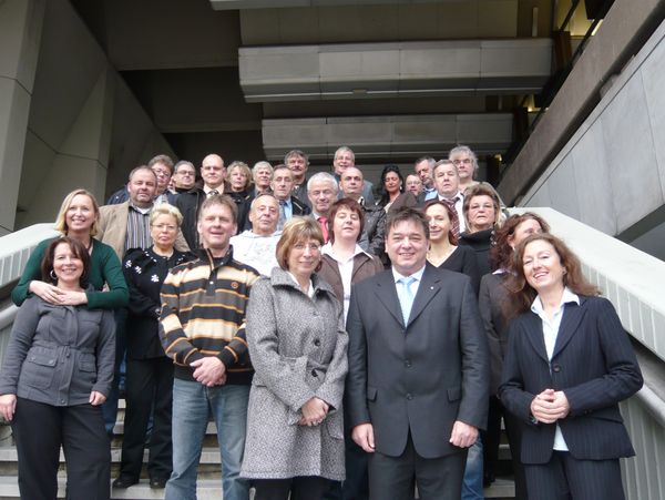 Bürgermeister Werner Arndt (2.v.r) und Dr. Barabara Duka, 1. Beigeordnete der Stadt Marl, mit den Jubilaren und Pensionären.