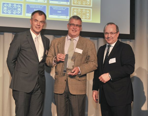 Wolfgang Seckler, technischer Beigeordneter (Mitte), nahm jetzt die Auszeichnung in Oberhausen entgegen.