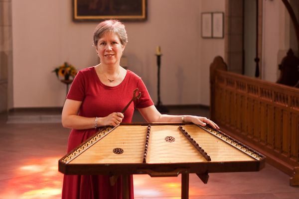 Jessica Burri spielt auf dem Dulcimer, einem altenglischen Saiteninstrument.