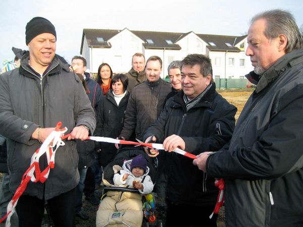 Bürgermeister Werner Arndt (mitte) hat heute (20.12.) gemeinsam mit Dr. Ulrich Otto (links, CDU) und Josef Heinen (rechts, SPD) vom Stadtplanungsausschuss das Baugebiet "Schillerschule" offiziell eröffnet.