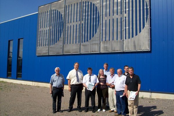 Gruppenbild vor der Firma Dorstener Drahtwerke