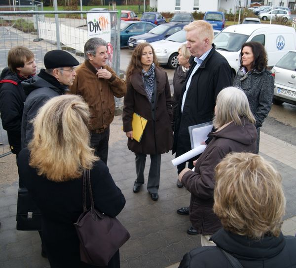 Die Mitglieder der interfraktionellen Arbeitsgruppe informierten sich bei Sozialdezernentin Dr. Barbara Duka (Mitte), Projektleiter Andreas Pesenacker (r.) sowie Bauleiterin Jutta Hauke und Bauleiter Gernot Fischer über den aktuellen Stand der Bauarbeite