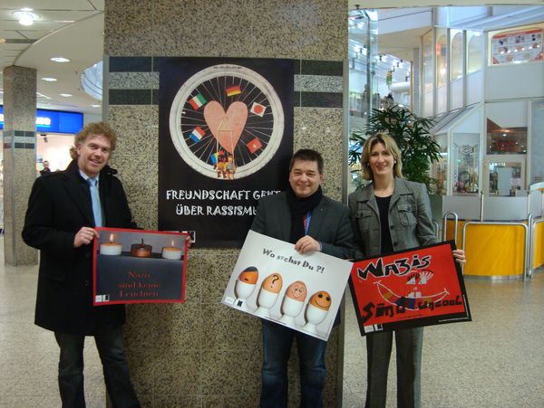 Bürgermeister Werner Arndt, Center-Manager Olaf Magnusson und die städtische Integrationsbeauftragte Carmen Greine brachten im Marler Stern Plakat an, die für Verständigung und Toleranz werben.