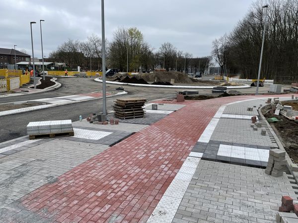 Die Geh- und
Radwege sowie die Querungshilfen an der Carl-Duisberg-Straß;e werden gerade hergestellt.