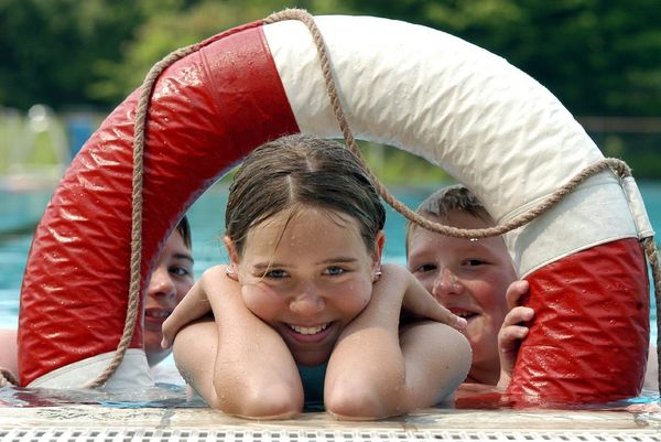 Mädchen mit Schwimmreifen