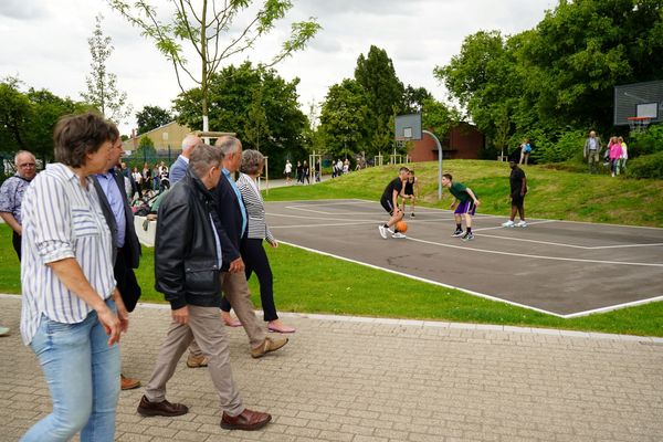 Beim Rundgang warfen Ministerin Ina Scharrenbach und Bürgermeister Werner Arndt auch einen Blick auf die Streetball-Felder.