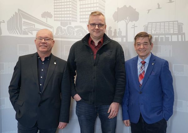 Das Bild zeigt Matthias Tatsch (Mitte), neuer Leiter des Haupt- und Personalamtes, Bürgermeister Werner Arndt (rechts) und den Personaldezernenten Michael Bach. Foto: Stadt Marl / Pressestelle