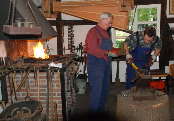 Schmiede und Weberinnen zeigten ihr Handwerk