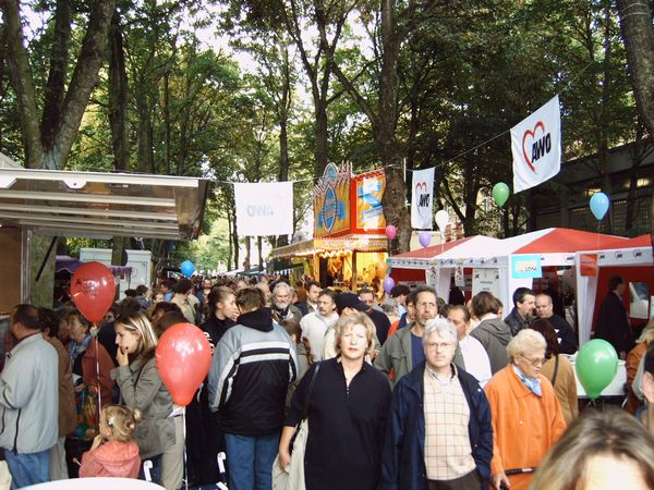 Besucher auf dem VolksParkFest