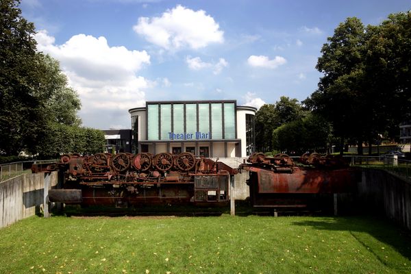 Das Theater Marl mit der Großskulptur "La Tortuga".