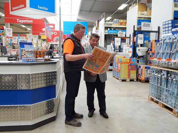 Marktleiter Georg Schmidt im Gespräch mit Bürgermeister Werner Arndt beim Besuch des neuen Baumarktes.