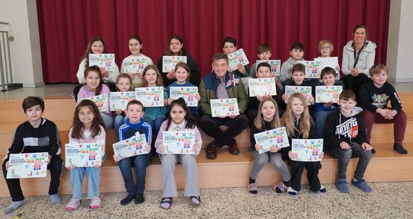 Stolz und mit Freude präsentieren die Kinder der 4b in der Käthe-Kollwitz-Grundschule die Malbücher mit Bürgermeister Werner Arndt und Klassenlehrerin Tina Winterberg. Foto: Stadt Marl / Pressestelle