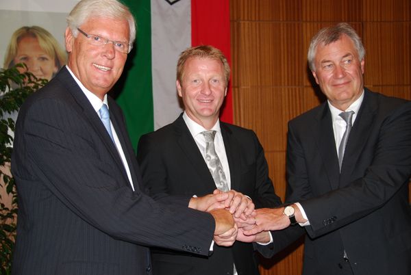 Kommunalminister Ralf Jäger (Mitte) und Dr. Peter Paziorek (links) wünschen dem neuen Regierungspräsidenten, Prof. Dr. Reinhard Klenke, eine glücke Hand für seine neuen Aufgaben