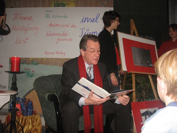 Franz Müntefering bei der Vorlesestunde im Jahre 2008