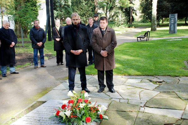 Vizekonsul Thomasz Badowski (links im Bild) und Bürgermeister Werner Arndt bei der Kranzniederlegung in Gedenken an die polnischen Kriegsopfer