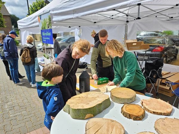 Interesse zeigten die Bürgerinnen und Bürger am Stand der Stadt Marl beim Naturfest. Fotos: Stadt Marl