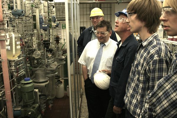 Gruppenbild mit Bürgermeister Werner Arndt im Chemiepark