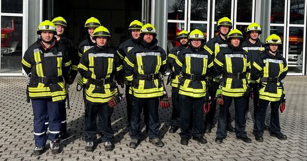 Erfolgreich schlossen zwölf Feuerwehrleute den Truppmann-1-Lehrgang ab. Foto: Stadt Marl