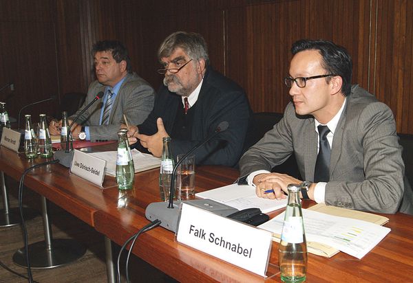 Ulrich Dönisch-Seidel (m.), Beauftragter der Landesregierung für den Maßregelvollzug, Abteilungsleiter Falk Schnabel und Bürgermeister Werner Arndt (l.)