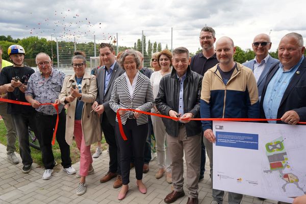 Offizielle Eröffnung des Freizeitparks Brassert mit Bürgermeister Werner Arndt (5. v. r.) und Ministerin Ina Scharrenbach (5. v. l.). Fotos: Stadt Marl / Pressestelle