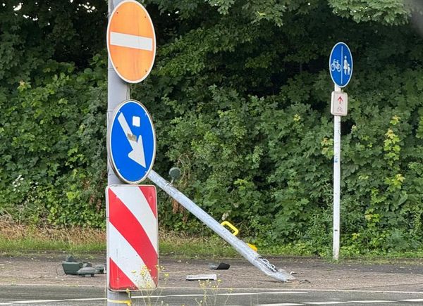 Die Lichtsignale für die Fuß;gängerinnen und Fuß;gänger wurden abgerissen. Foto: Svenja Küchmeister / privat