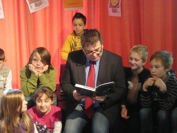 Werner Arndt liest Kindern vor