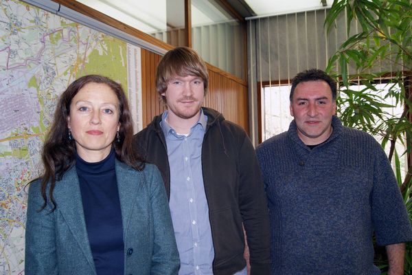 Dr. Barbara Duka (l.) und Ömer Cerit (r.) mit dem neuen Streetworker Martin Weijers