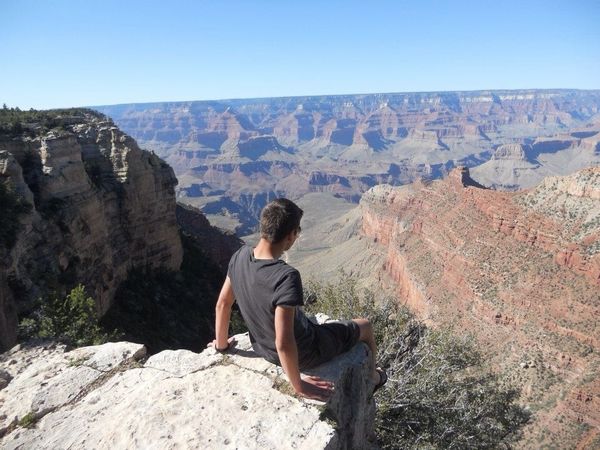 Pascal Glogowski sitzt auf einem Felsvorsprung im Grand Canyon Nationalpark