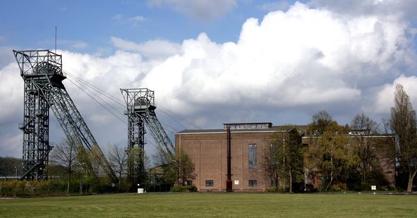 Die Fördertürme und die Fördermaschinehalle von AV 1 / 2