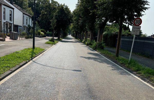 Die Bonifatiusstraß;e mit der neuen Asphaltdecke. Foto: Stadt Marl / ZBH