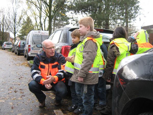 Die i-Männchen haben in Marl gelbe Warnwesten im Rahmen der Aktion  „Sehen und gesehen werden“ erhalten