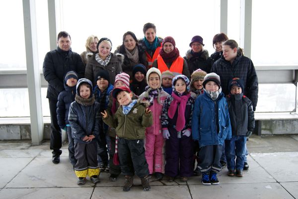 Ausflug in luftiger Höhe: Kinder und Erzieher des Familienzentrums Marl-Mitte warfen jetzt im Rahmen des Projektes "Von der Mitte in die Welt" einen Blick vom Dach des Rathauses auf ihre Stadt.