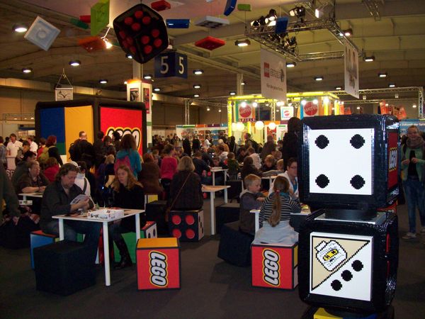 Große Lego-Lötze und Spieltische in einer Halle