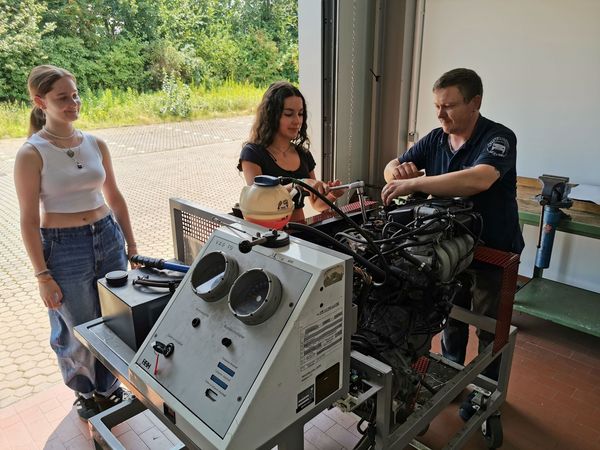 Geschraubt werden durfte bei der Kfz-Innung.