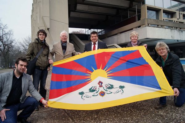 Marl zeigt Flagge für Tibet (v.l.): Benjamin Mikolajewski (Jusos Marl), Christian Radowan (Jusos Marl), Klaus Gröner (SPD), Bürgermeister Werner Arndt, Maria Gröner und Johannes Westermann (Wählergemeinschaft Die Grünen Marl)