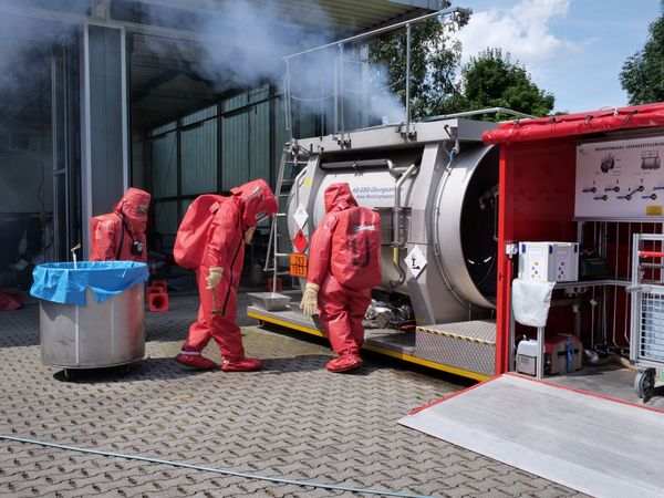 In ABC-Schutzmontur kommen die Einsatzkräfte ordentlich ins Schwitzen. Foto: Stadt Marl / Pressestelle