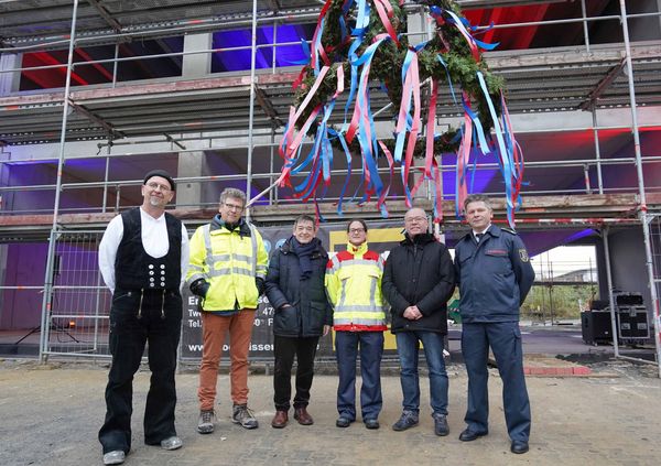 Richtfest feierten (v. l.) Polier Jürgen Janssen, Oberbauleiter Jörg Herrmann, Bürgermeister Werner Arndt, Katrin Wüller (ständige Vertreterin der Rettungsdienst-Leitung), Personaldezernent Michael Bach, und Feuerwehrchef Rainald Pöter. 