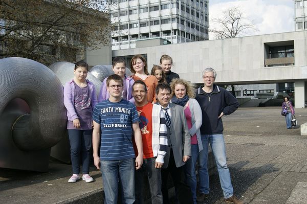 Die Kinder des Stadtteiltreffs „Mittendrin“ gemeinsam mit Bürgermeister Werner Arndt und Dipl.-Sozialarbeiter Jens Flachmeier vor der „Naturmaschine“ auf dem Creiler Platz.