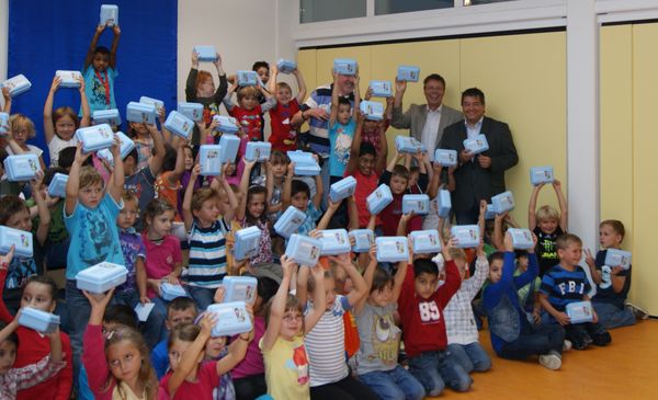 ...und überreichten allen Schulneulingen eine RWE-Brotdose.